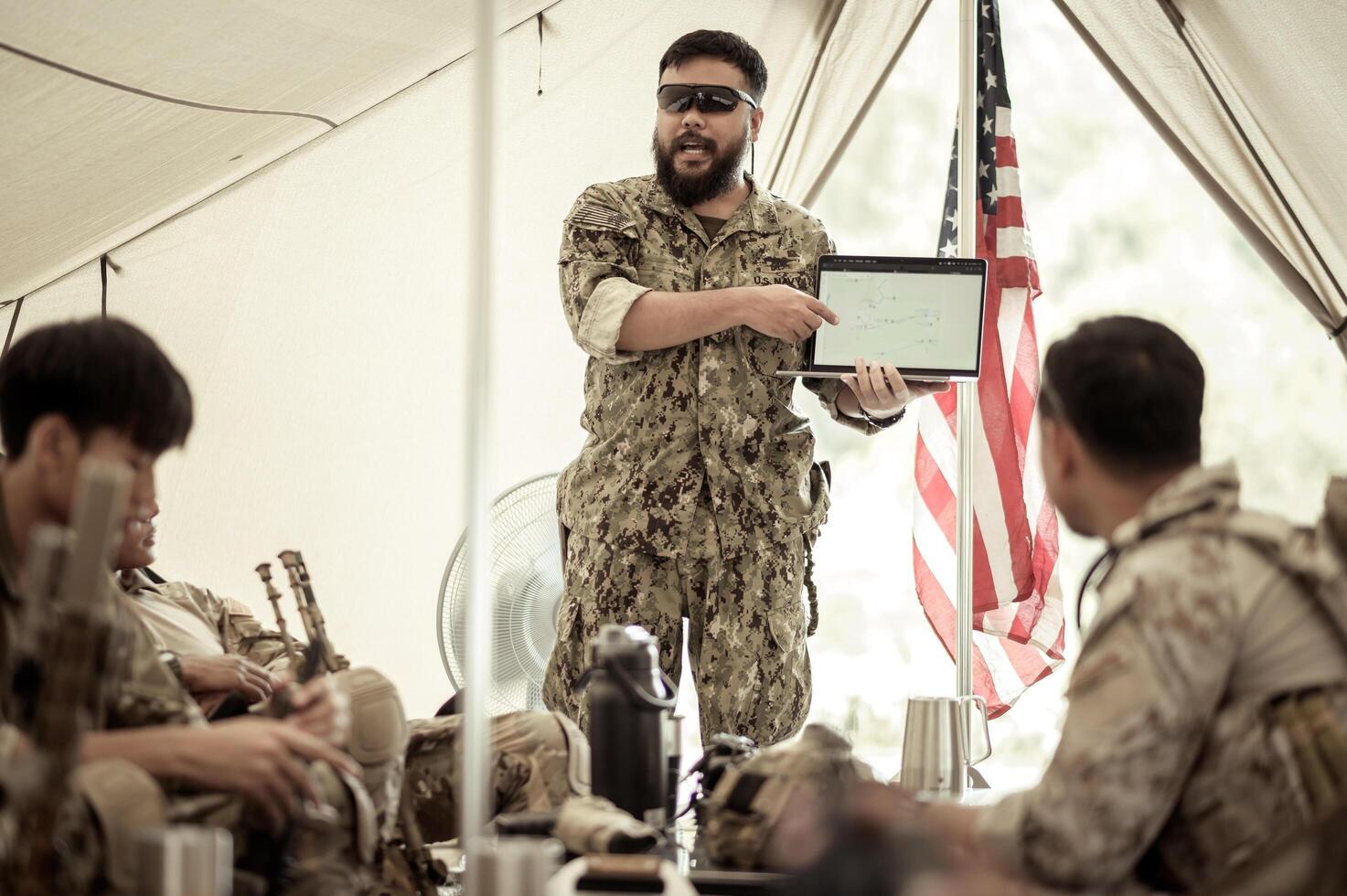 soldater i kamouflage uniformer planera på drift i de läger, soldater Träning i en militär drift foto
