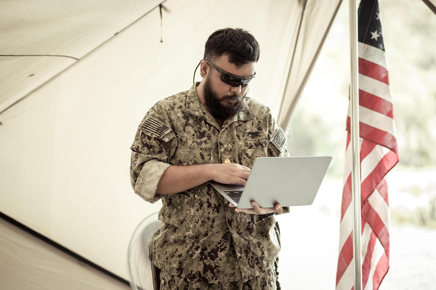 soldater i kamouflage uniformer planera på drift i de läger, soldater Träning i en militär drift foto