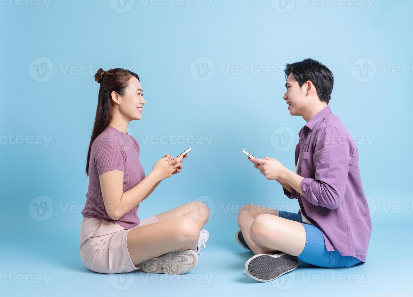 ung asiatisk par på blå bakgrund foto