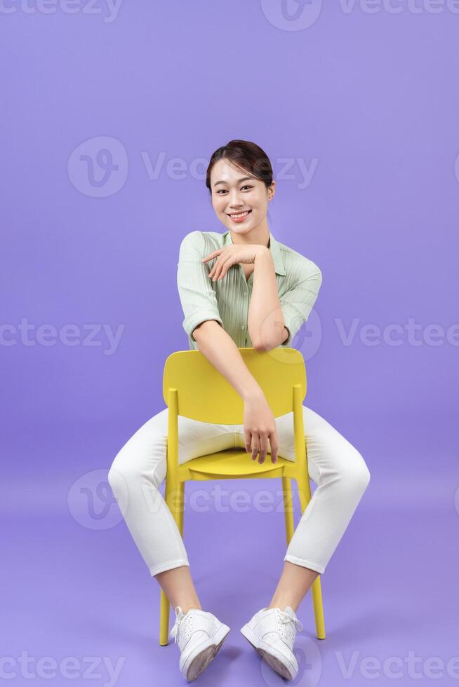 Foto av ung asiatisk kvinna på lila bakgrund