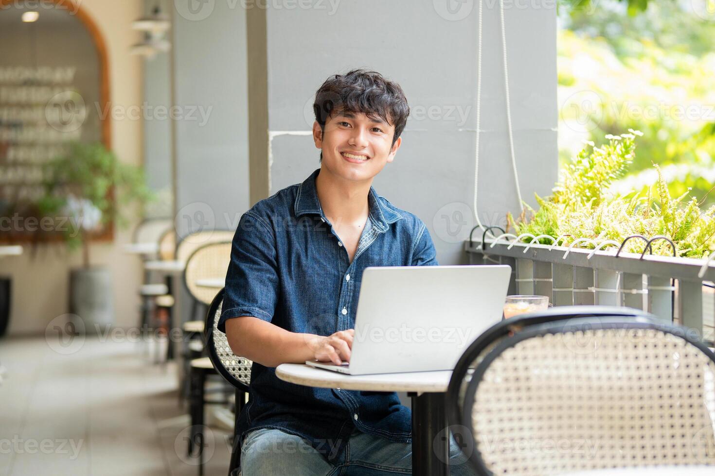 Foto av ung asiatisk man på kaffe affär