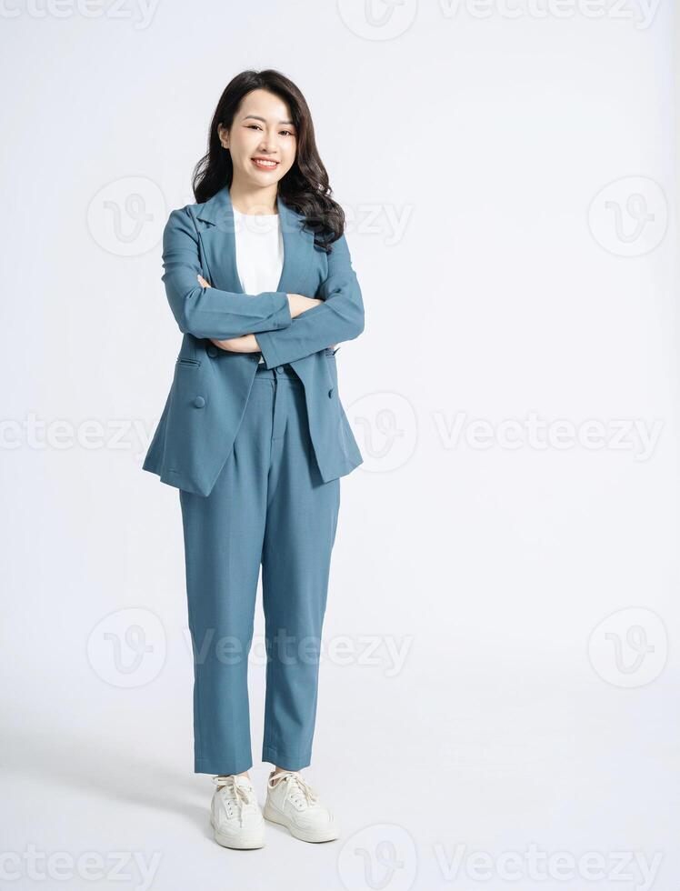bild av ung asiatisk företag kvinna på bakgrund foto
