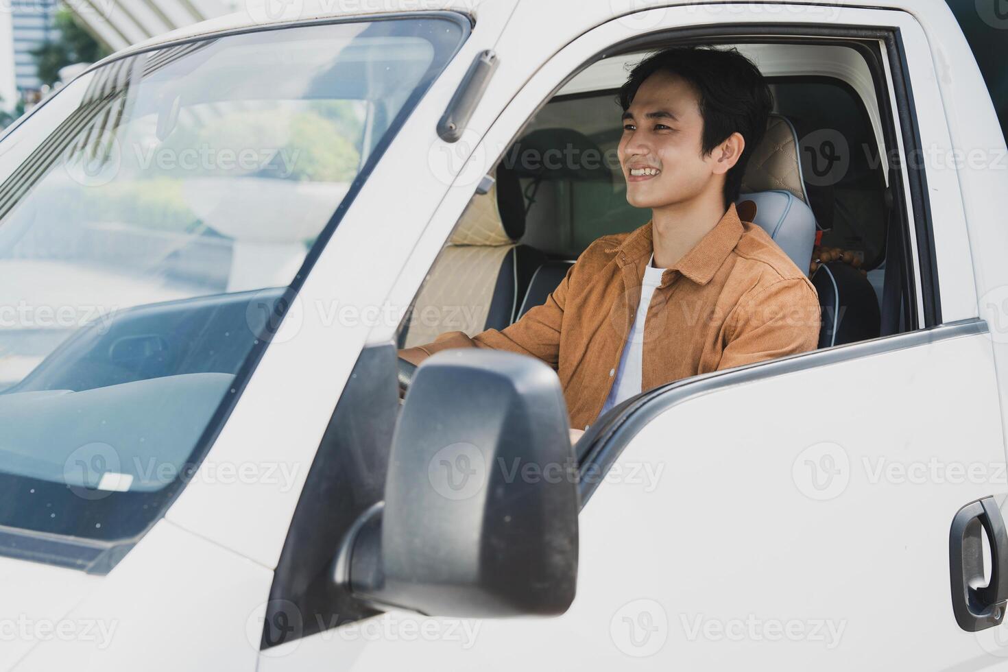 Foto av ung asiatisk man med hans lastbil