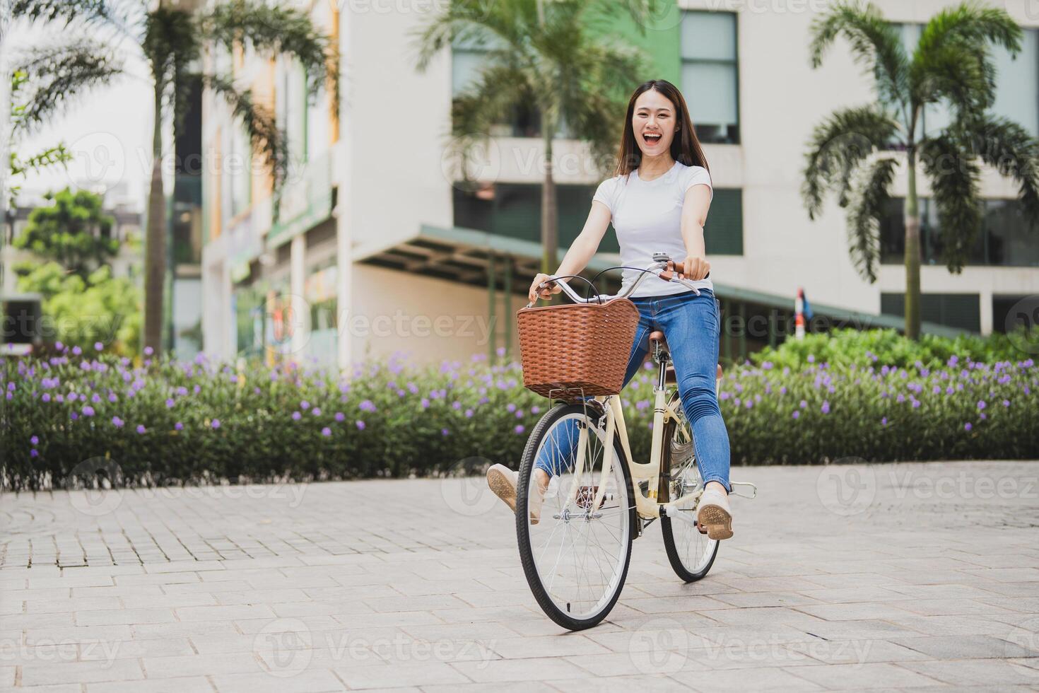 Foto av ung asiatisk kvinna med cykel