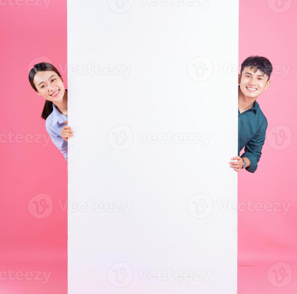 Foto av ung asiatisk par på bakgrund