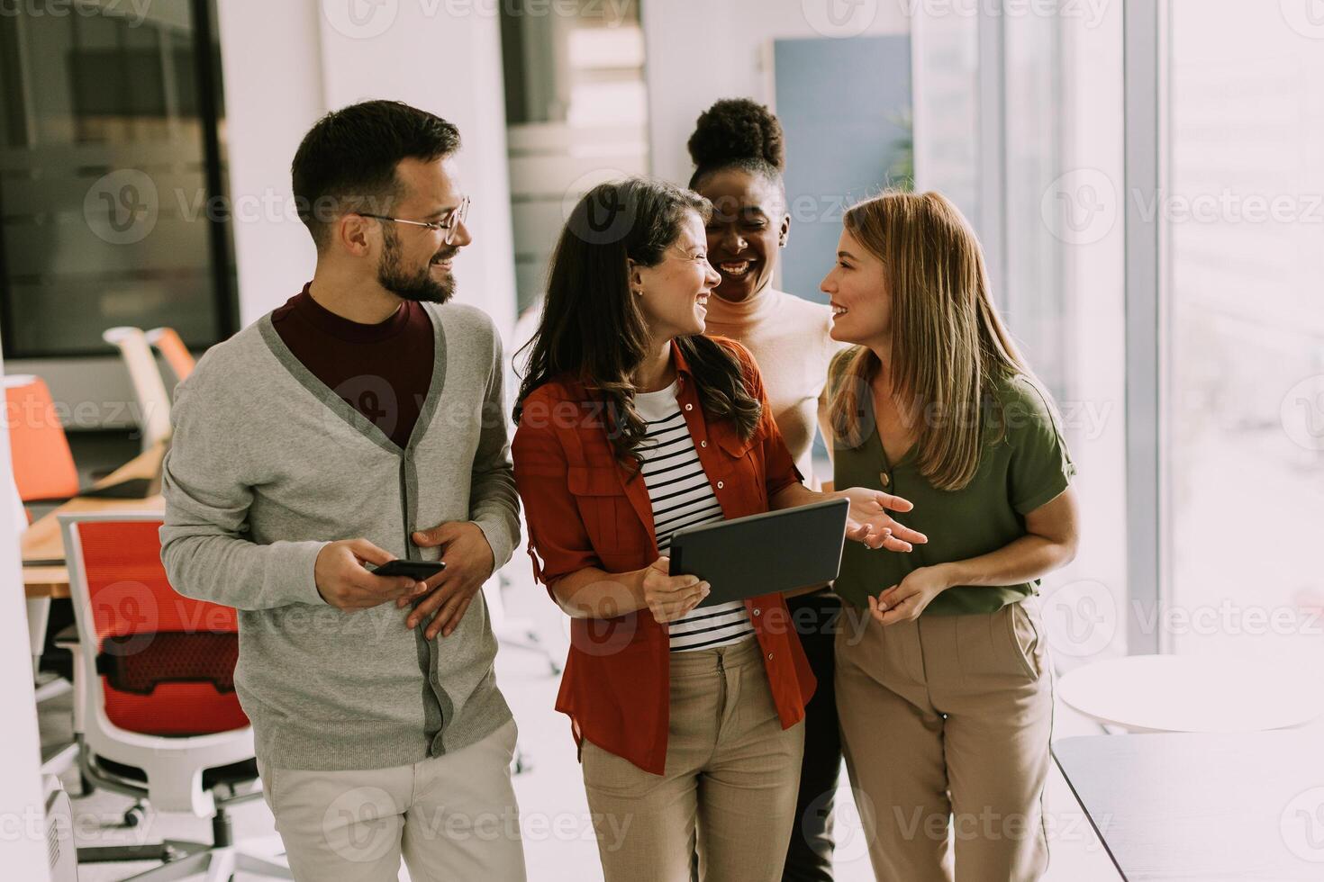 ung multietnisk börja team gående i de modern kontor foto