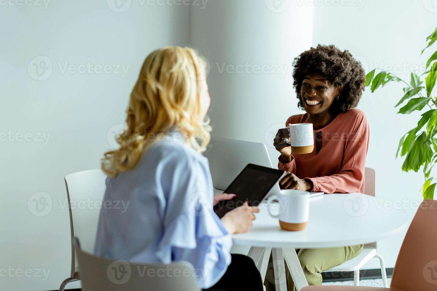 vibrerande konversation över kaffe i en ljus modern Kafé miljö foto