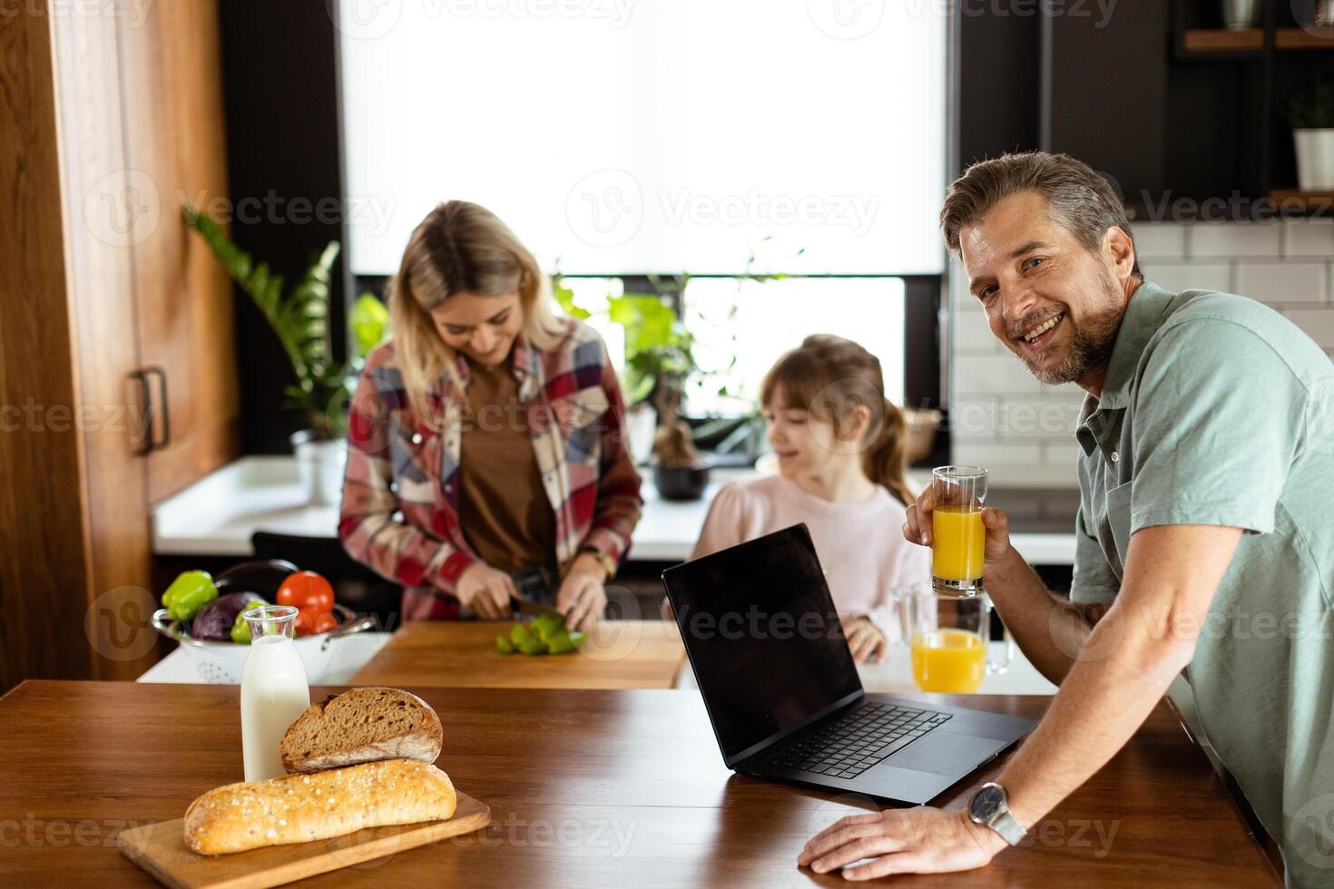 familj bindning över frukost i en solig kök under en maklig morgon. generativ ai foto