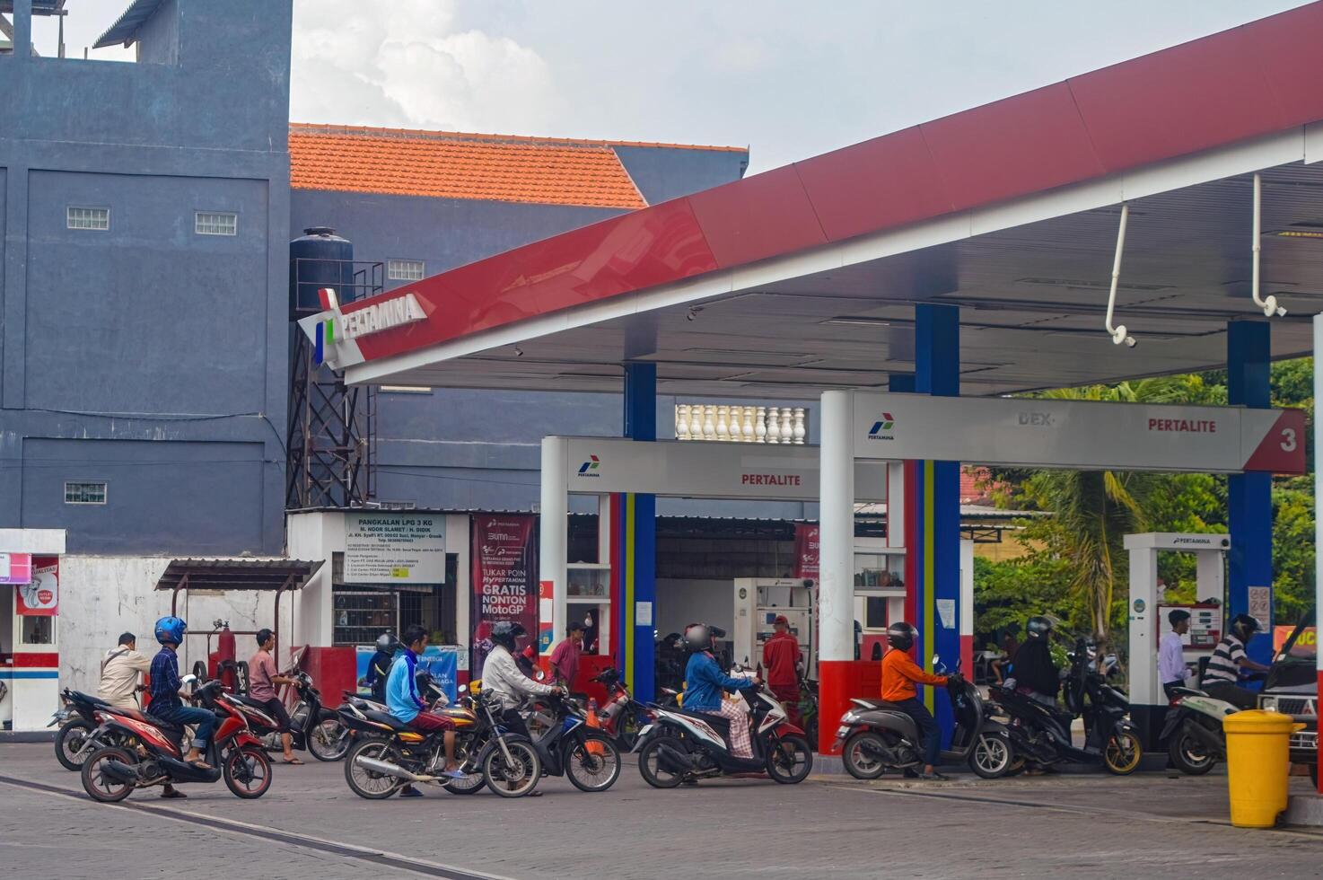 köer av motorcyklar kommer fylla upp med pertalit bensin på de pertamina gas station, Indonesien, 16 januari 2024. foto