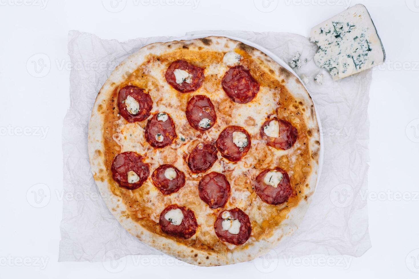pizza på vit från topp foto