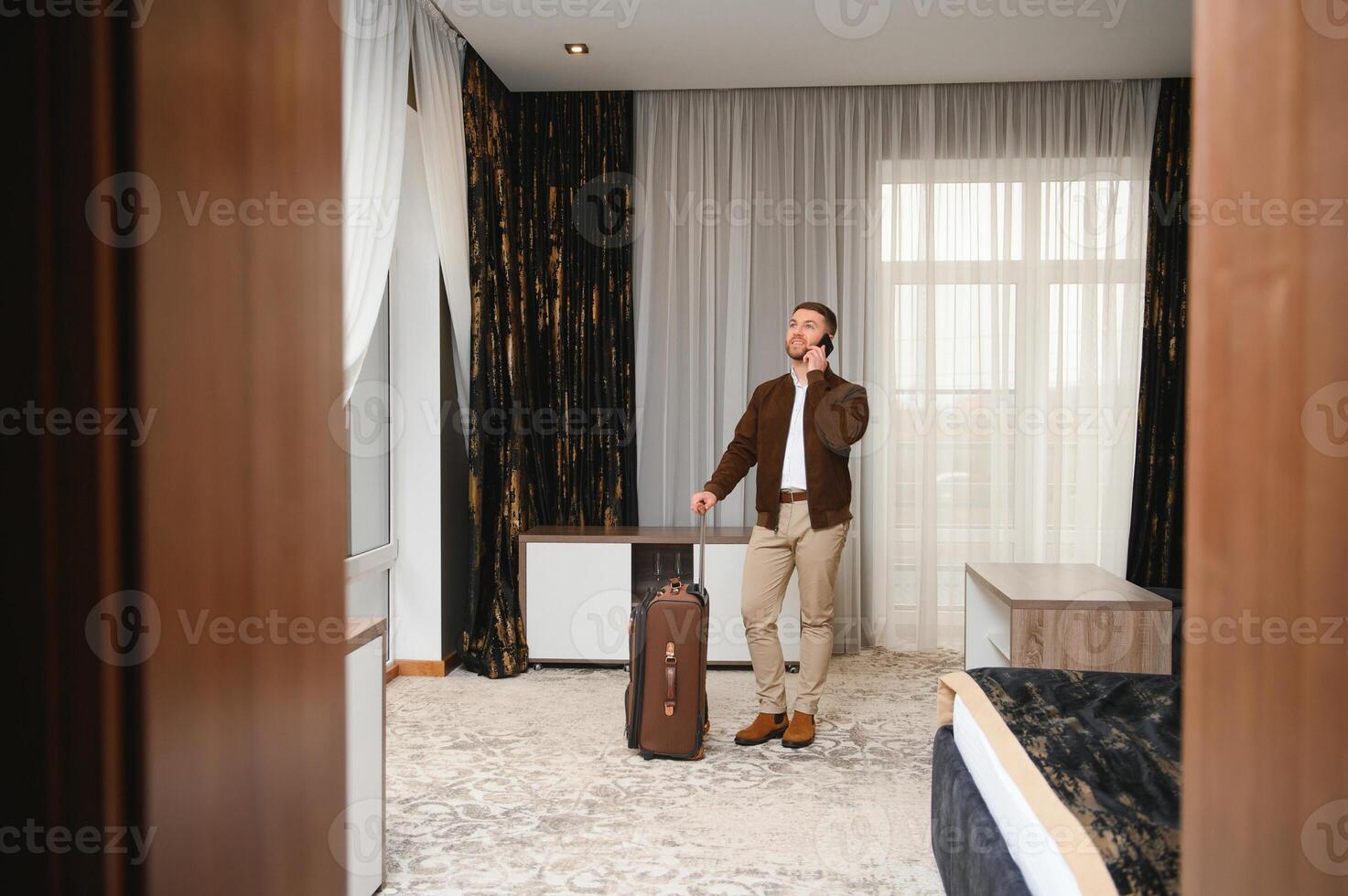 caucasian mitten vuxen affärsman talande med mobil telefon i hotell rum under företag resa foto