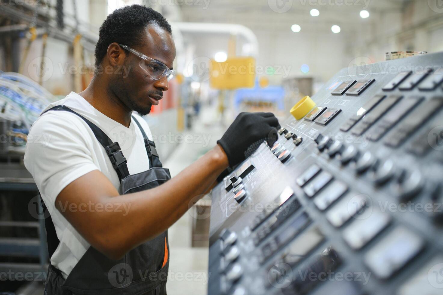 porträtt av industriell ingenjör. fabrik arbetstagare stående i fabrik produktion linje foto