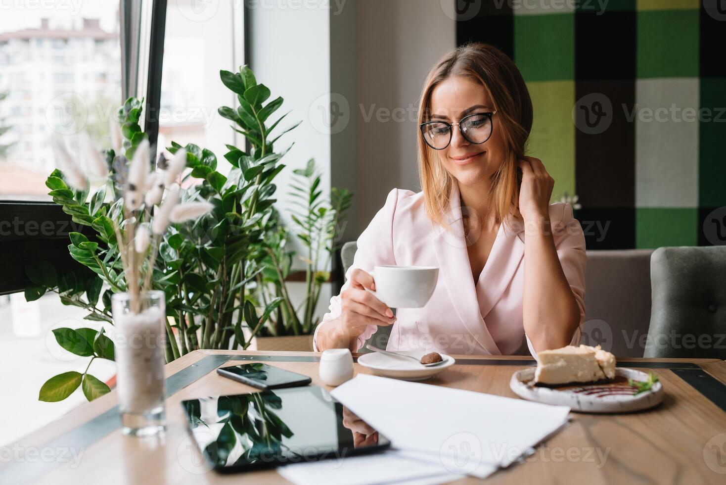 leende affärskvinna använder sig av läsplatta dator kaffe affär. foto