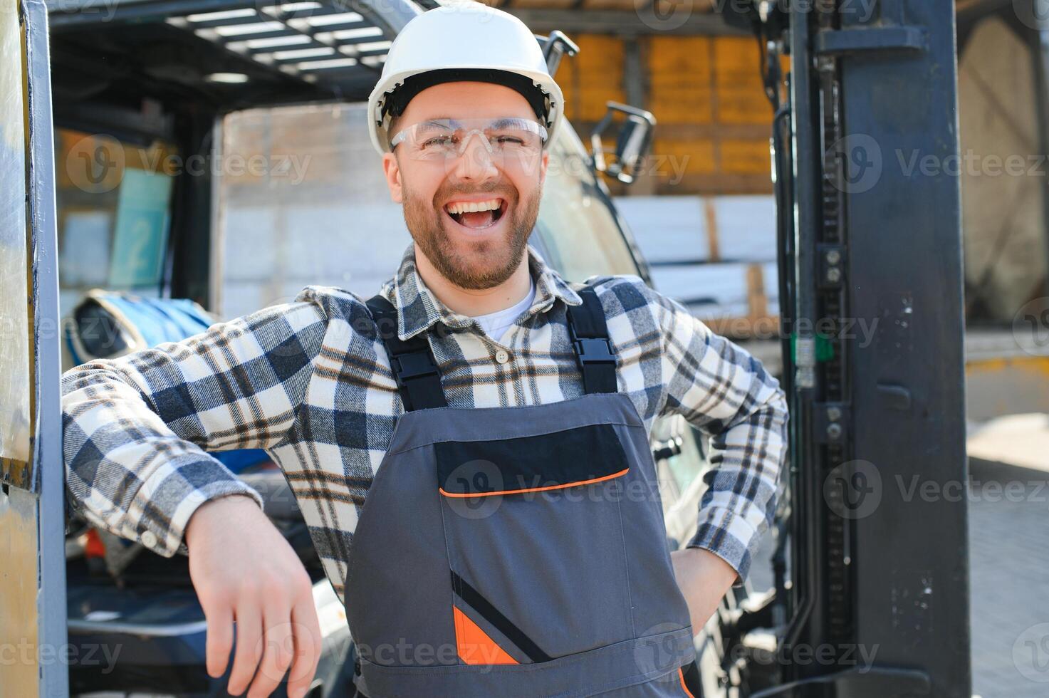 man arbetstagare på gaffeltruck förare Lycklig arbetssätt i industri fabrik logistisk fartyg foto