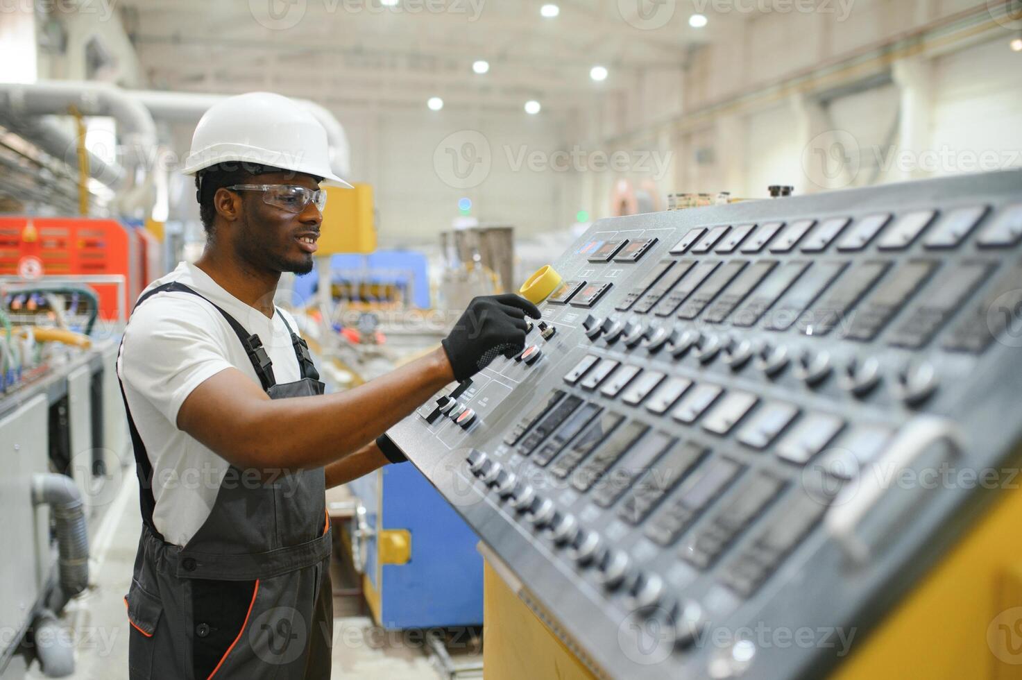 professionell tung industri ingenjör arbetstagare bär enhetlig, glasögon och hård hatt i en fabrik foto