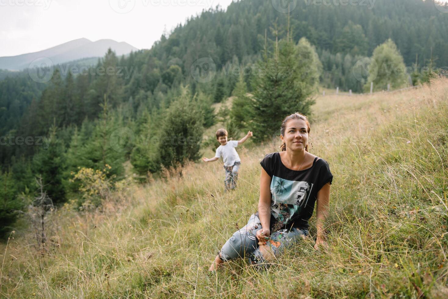 ung mamma med bebis pojke reser. mor på vandring äventyr med barn, familj resa i berg. nationell parkera. vandra med barn. aktiva sommar högtider. fisköga lins. foto