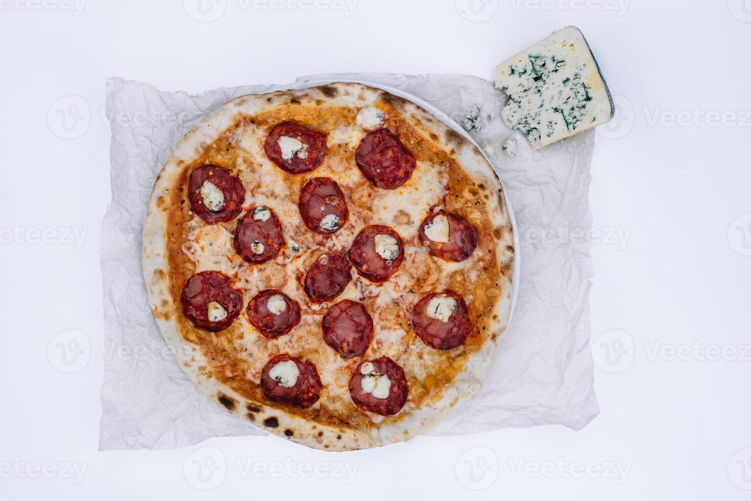 pizza på vit från topp foto