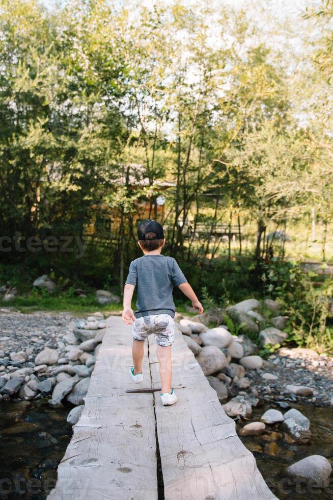 ung mamma med bebis pojke reser. mor på vandring äventyr med barn, familj resa i berg. nationell parkera. vandra med barn. aktiva sommar högtider. fisköga lins foto