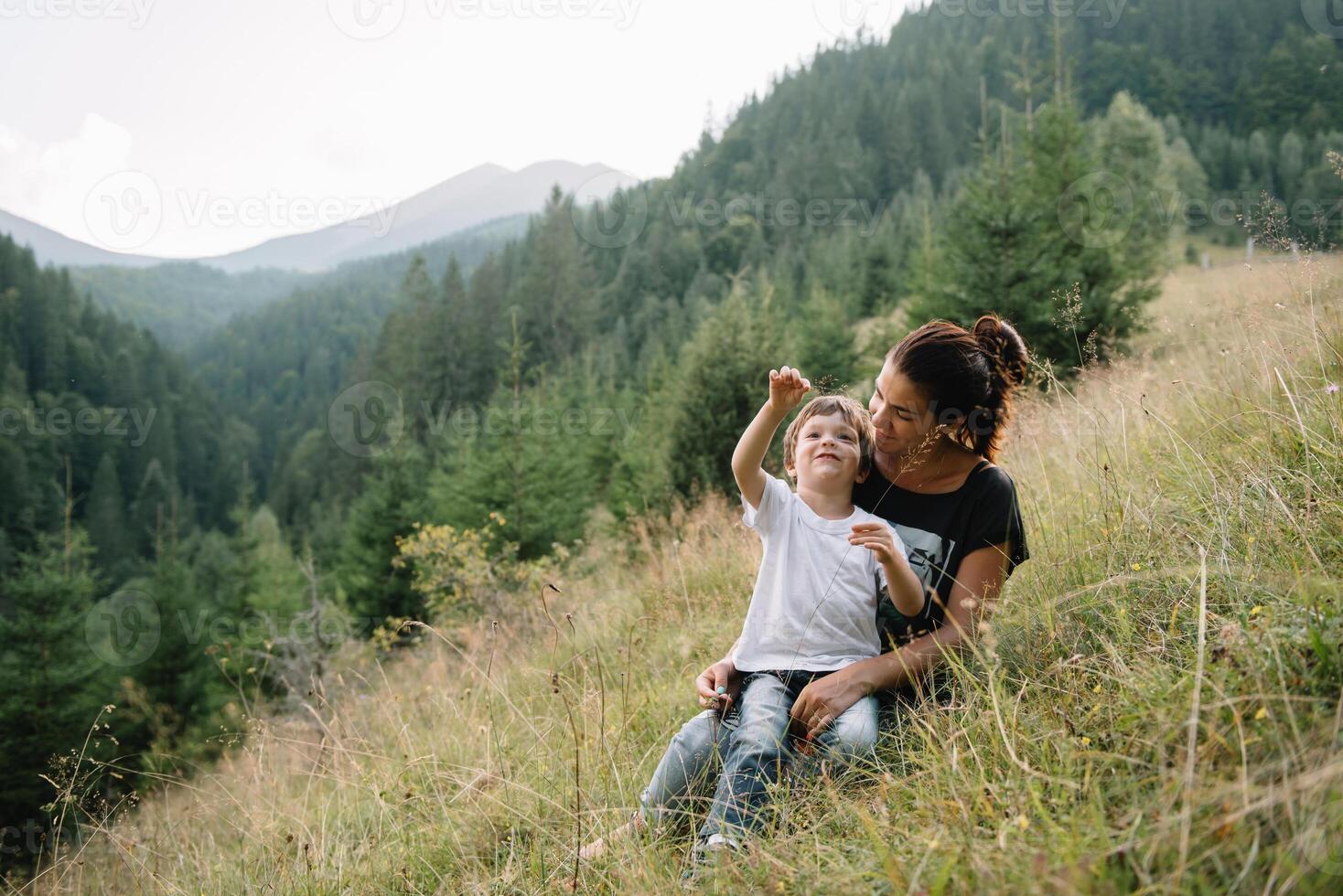 ung mamma med bebis pojke reser. mor på vandring äventyr med barn, familj resa i berg. nationell parkera. vandra med barn. aktiva sommar högtider. fisköga lins. foto