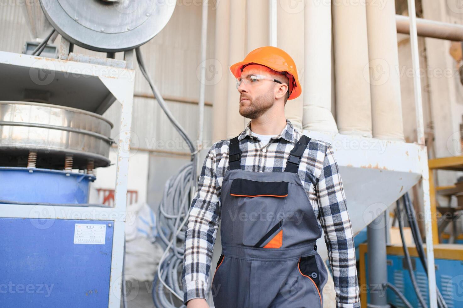 fabrik arbetstagare. man arbetssätt på de produktion linje foto