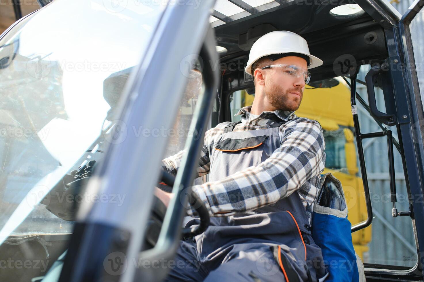 en man på en gaffeltruck Arbetar i en stor lager, lossar påsar av rå material foto