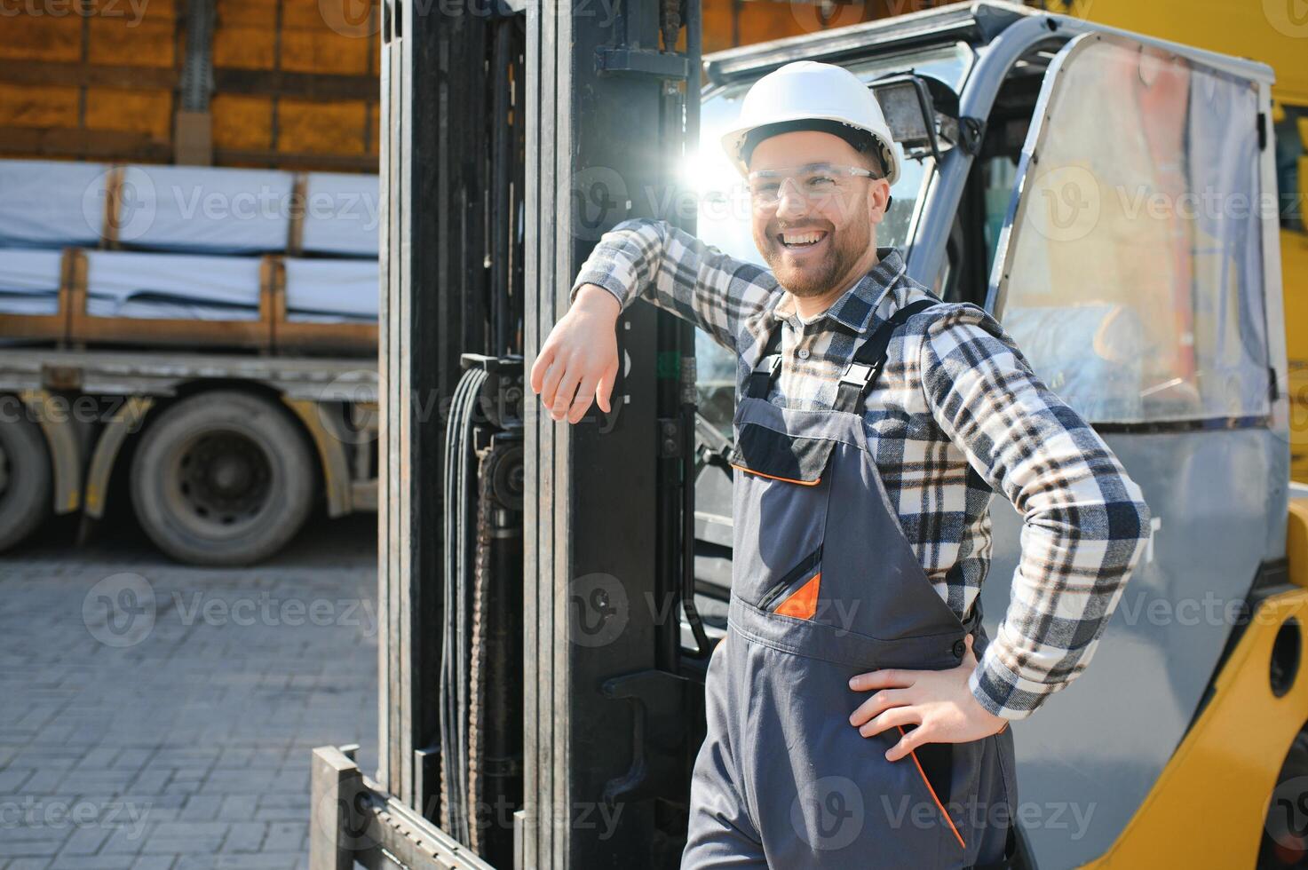 lager man arbetstagare med gaffeltruck foto