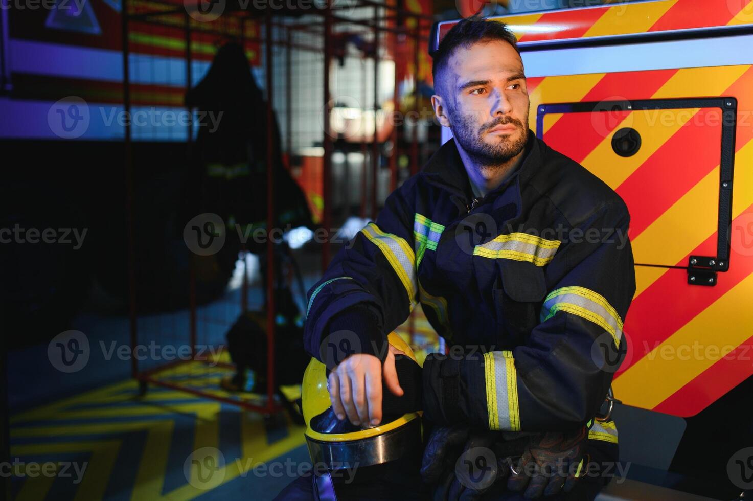 trött brandman efter arbete i en brand avdelning foto