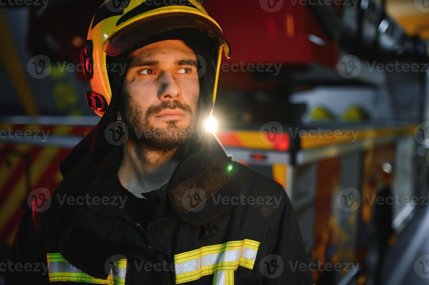 trött brandman efter arbete i en brand avdelning foto