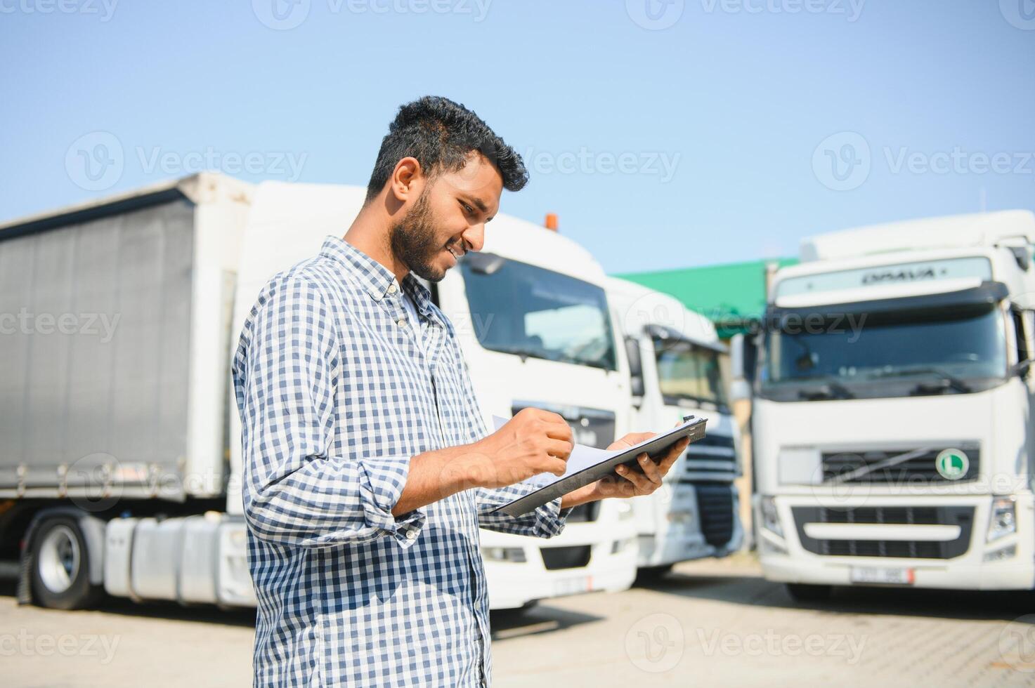 logistik, leverans bil och man med Urklipp pappersarbete eller checklista för stock, produkt distribution eller frakt info. tillförsel kedja industri, kurir service och Lycklig skåpbil eller lastbil förare arbetssätt foto