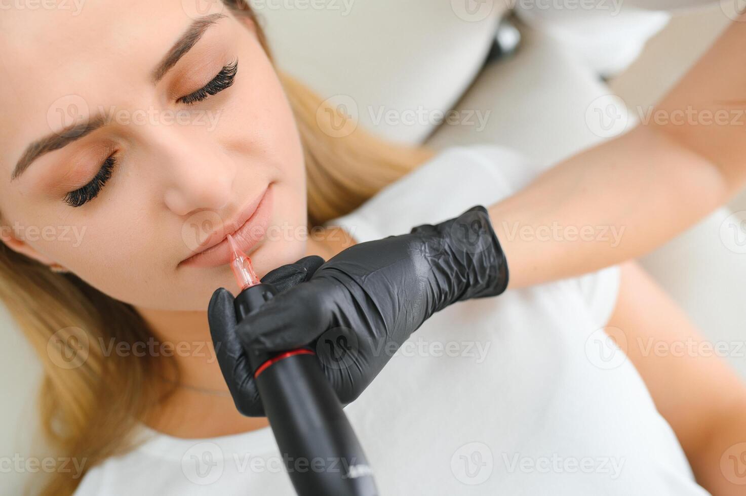 baner bearbeta kvinna applicering permanent tatuering smink på mun i kosmetolog salong foto