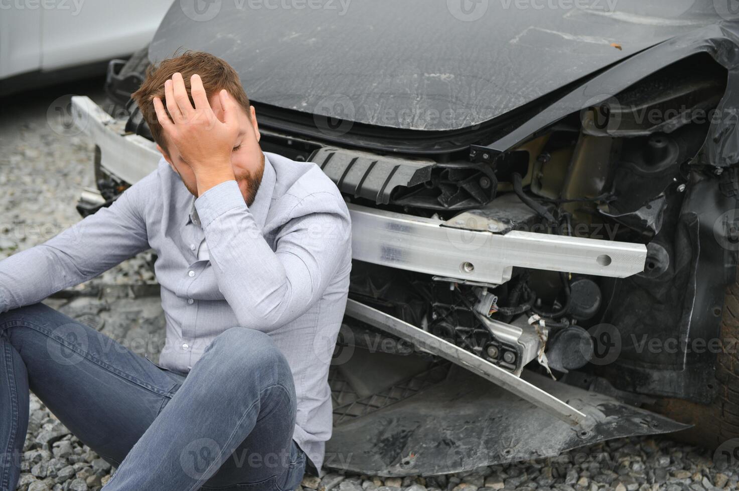 en frustrerad man nära en bruten bil. tog tag min huvud inser de skada är allvarlig, de bil är bortom reparera foto