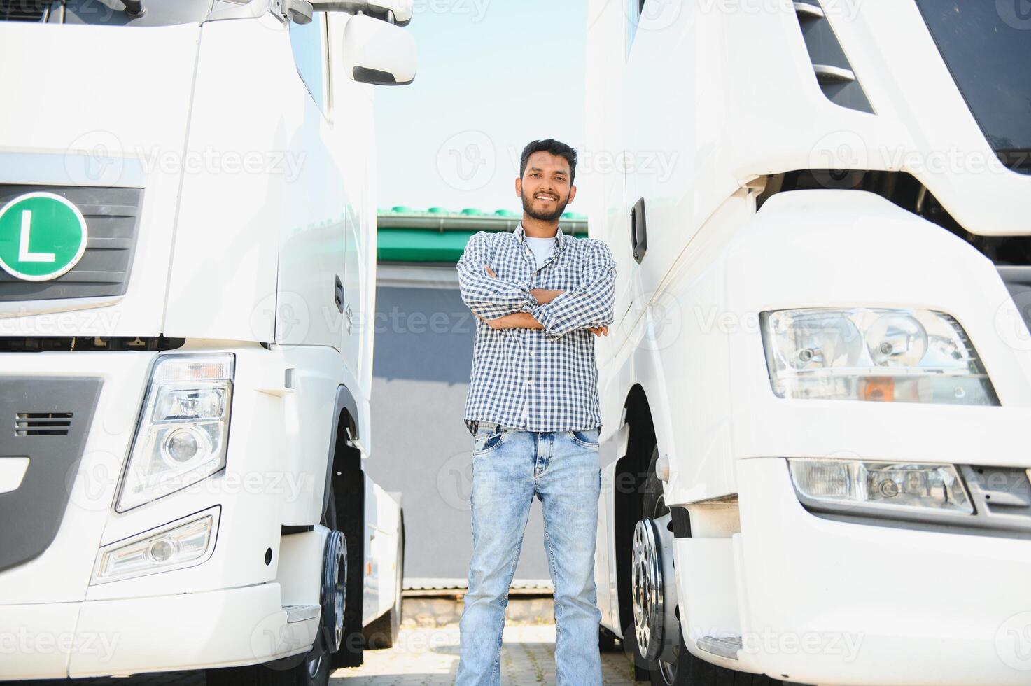 porträtt av självsäker indisk lastbil förare på parkering. kopia Plats. foto