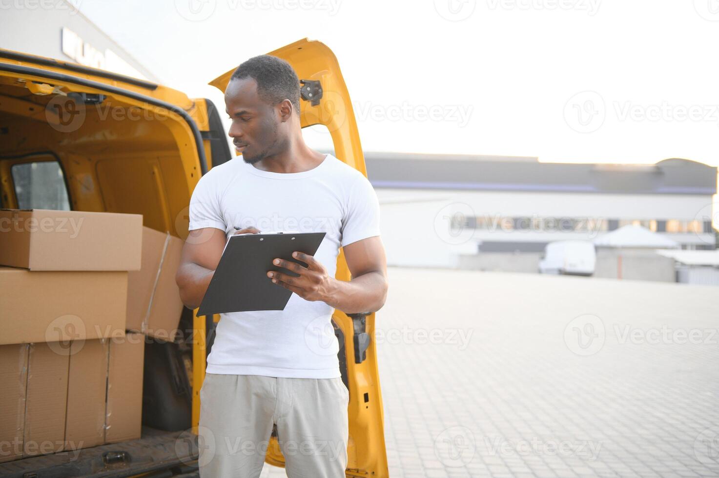 logistik, leverans bil och man med Urklipp pappersarbete eller checklista för stock, produkt distribution eller frakt info foto