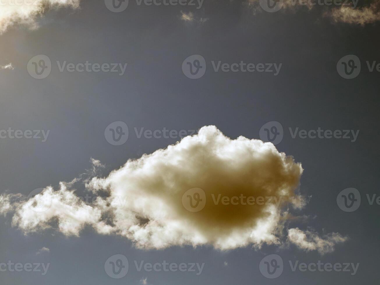 sommar moln i de himmel bakgrund foto