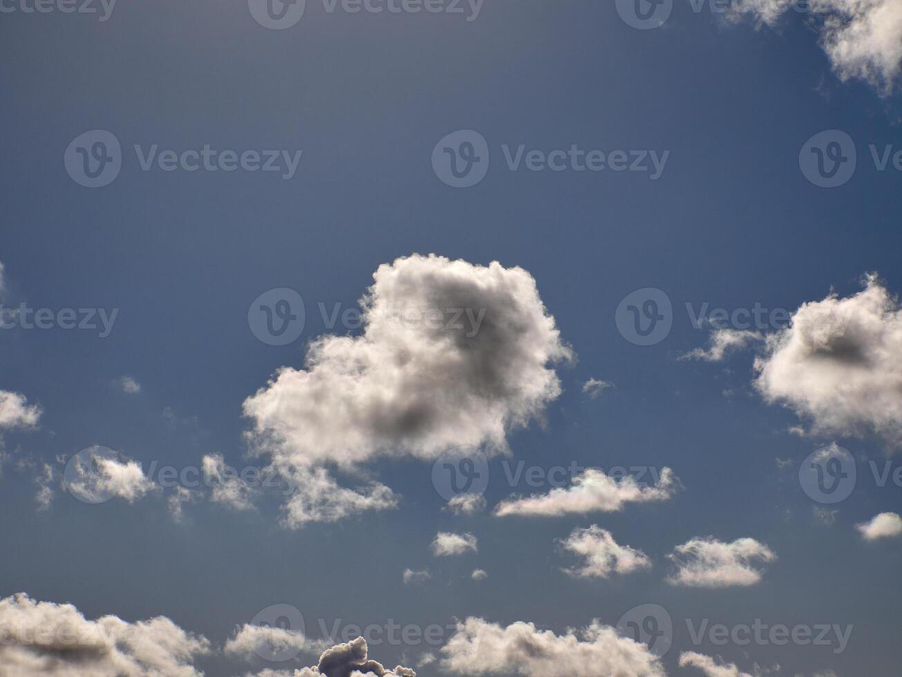 vit fluffig moln i de himmel bakgrund. stackmoln moln foto