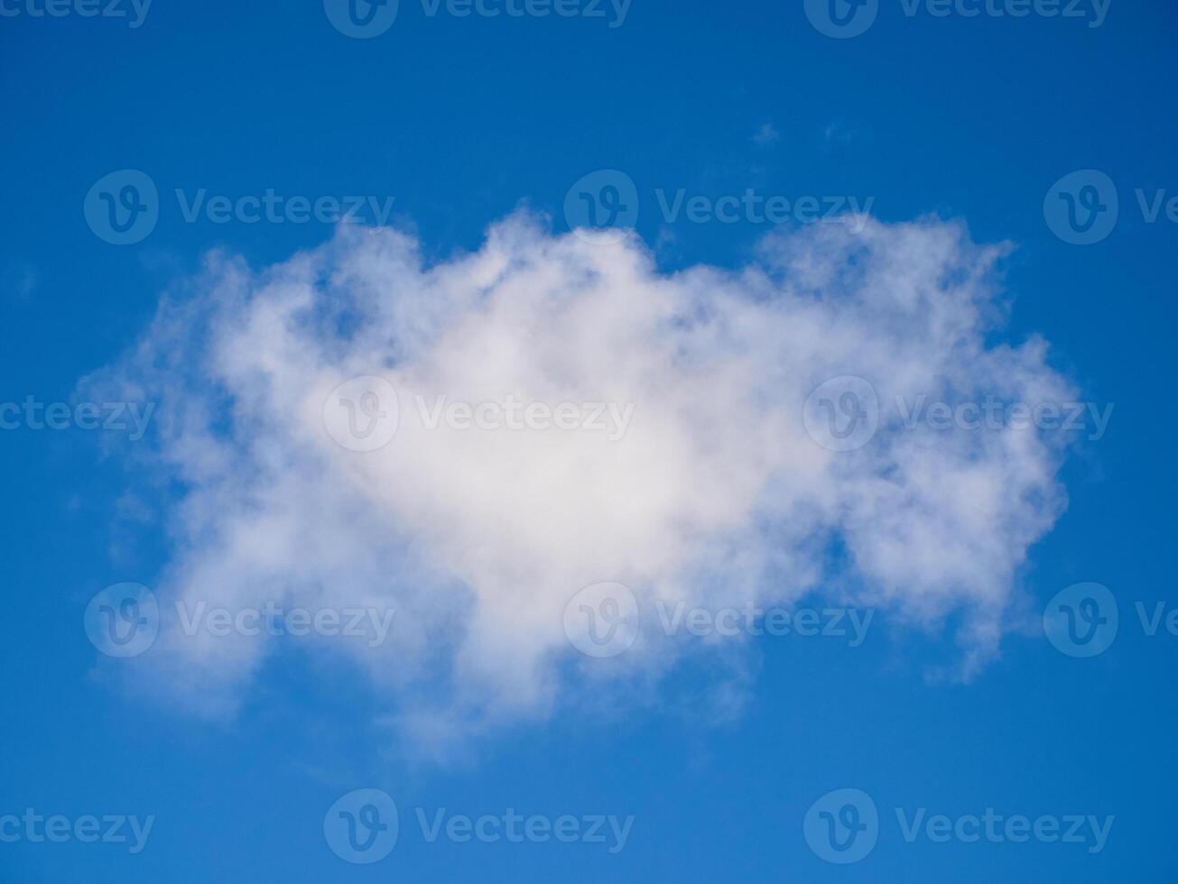 vit fluffig moln i de himmel bakgrund. stackmoln moln foto