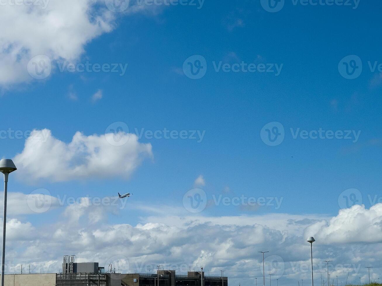 vit fluffig stackmoln moln i de sommar himmel, naturlig moln bakgrund foto