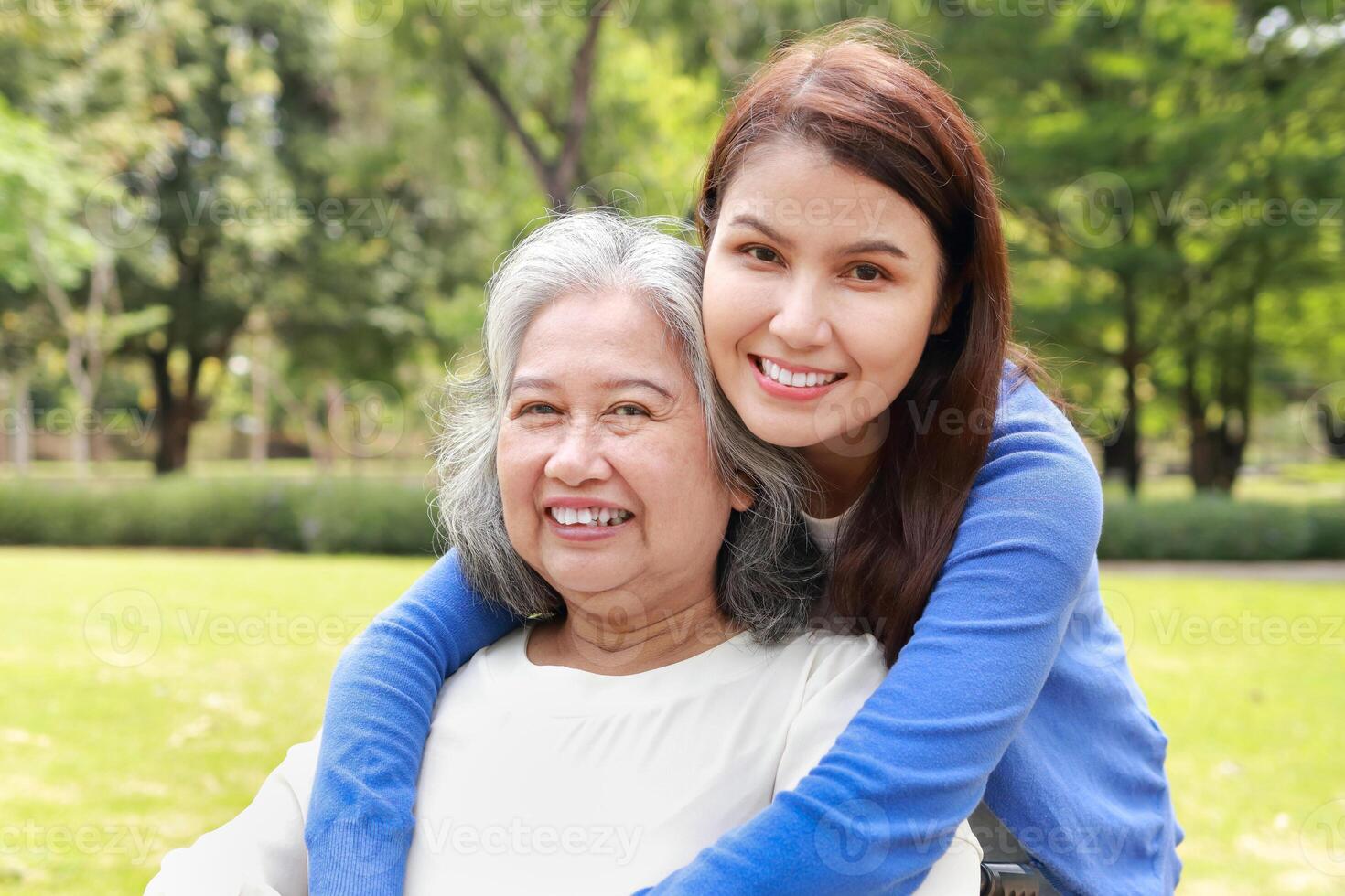 äldre mor och dotter leende lyckligt i de parkera i de morgon. familj begrepp. hälsa vård för de äldre i pensionering ålder. sjuksköterskor ta vård av de äldre. närbild Foto. foto