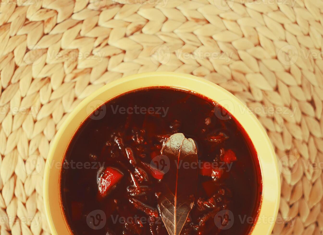 röd borscht eller rödbeta soppa med sur grädde. foto