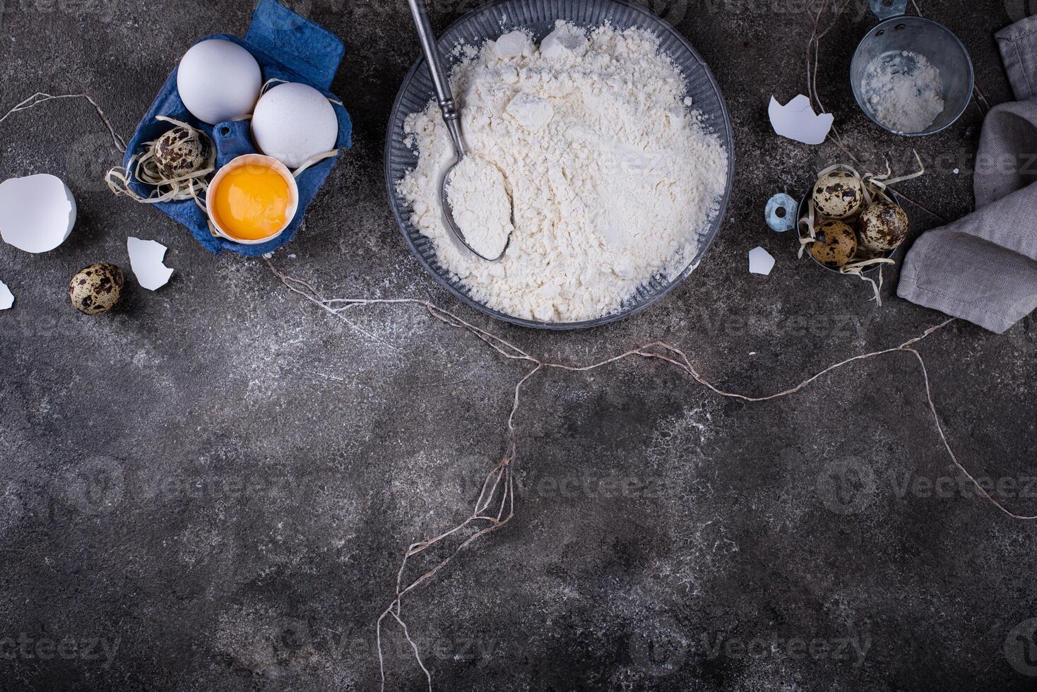 bakning Ingredienser med mjöl och ägg foto