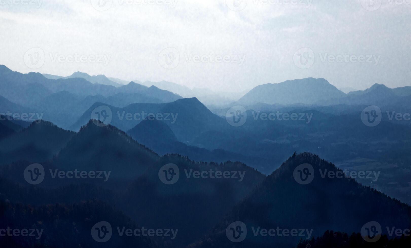 dimmig blå bergsrygg parkway foto