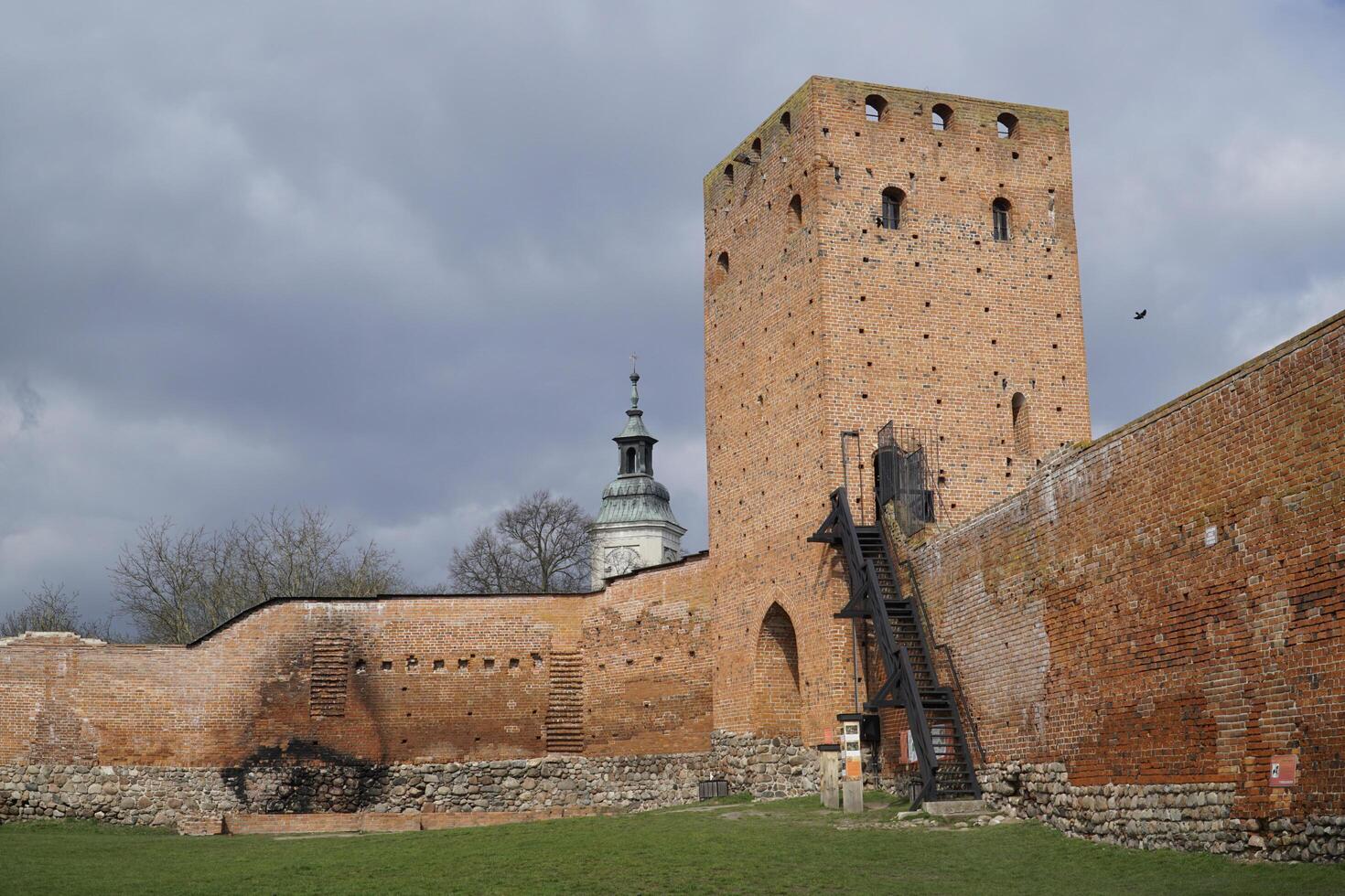 czersk, polen - Mars 24:e, 2024 - ingång torn och defensiv vägg masoviska hertigarna slott foto