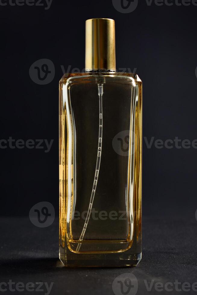 transparent guld flaska parfym isolerat svart bakgrund för falsk upp design foto