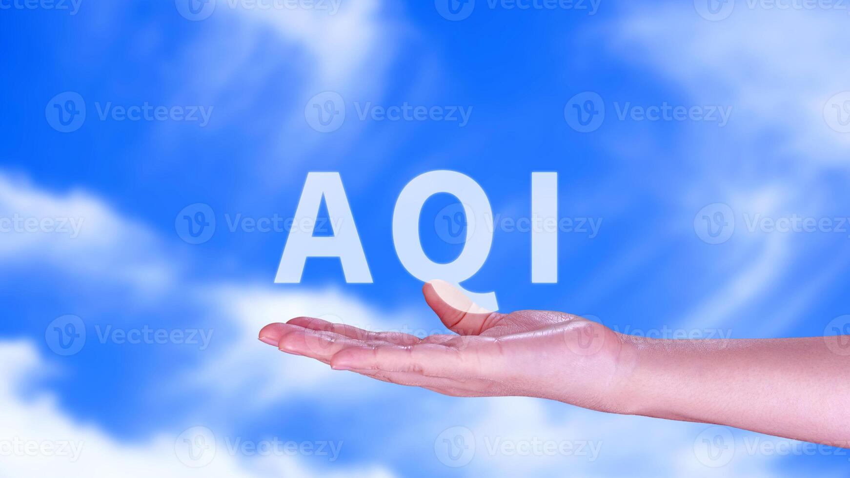 aqi, förkortning av luft kvalitet index, hand innehav aqi på natur bakgrund, miljö begrepp. foto
