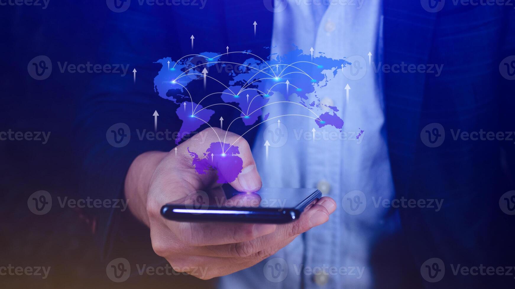 global företag, e-handel, uppkopplad marknadsföring begrepp, affärsman använder sig av digital läsplatta rörande på virtuell skärm med värld Karta på företag marknadsföra plats. foto