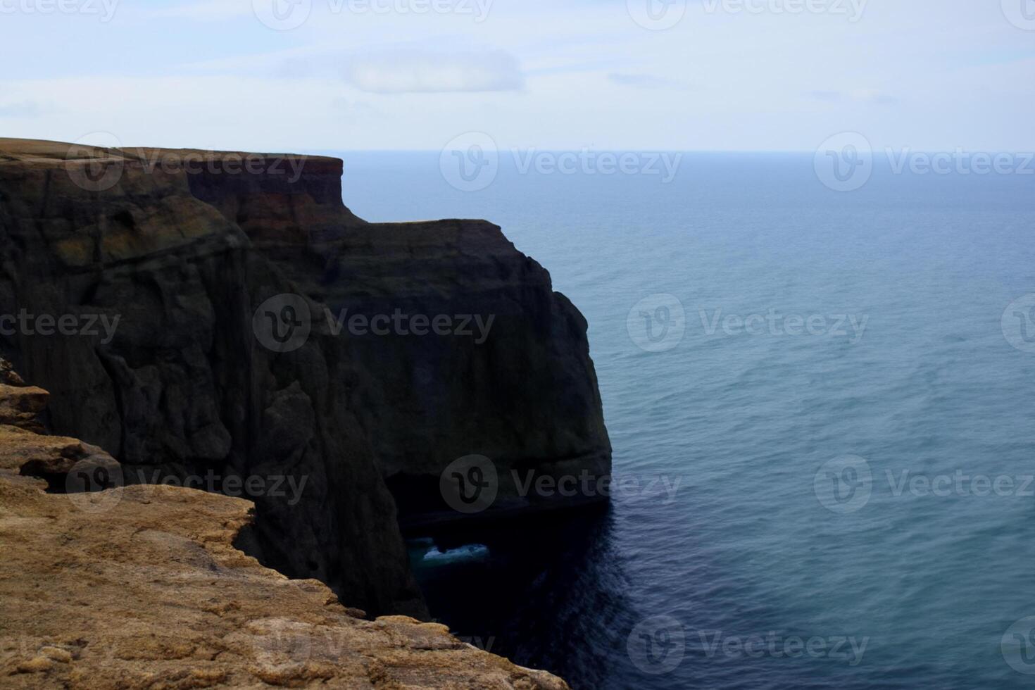 havet majestät hisnande kust klippor träffa fantastisk blå hav, en skådespel av naturens prakt foto