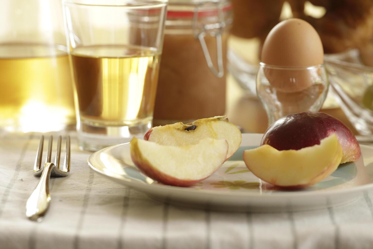 kontinental frukost med te, juice, bröd och ägg foto