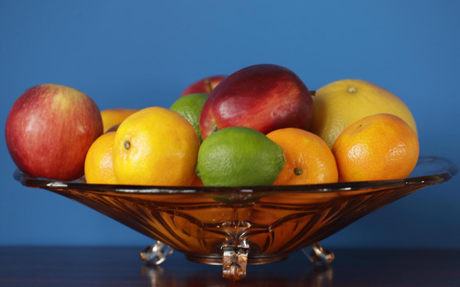 en skål med blandad frukt foto