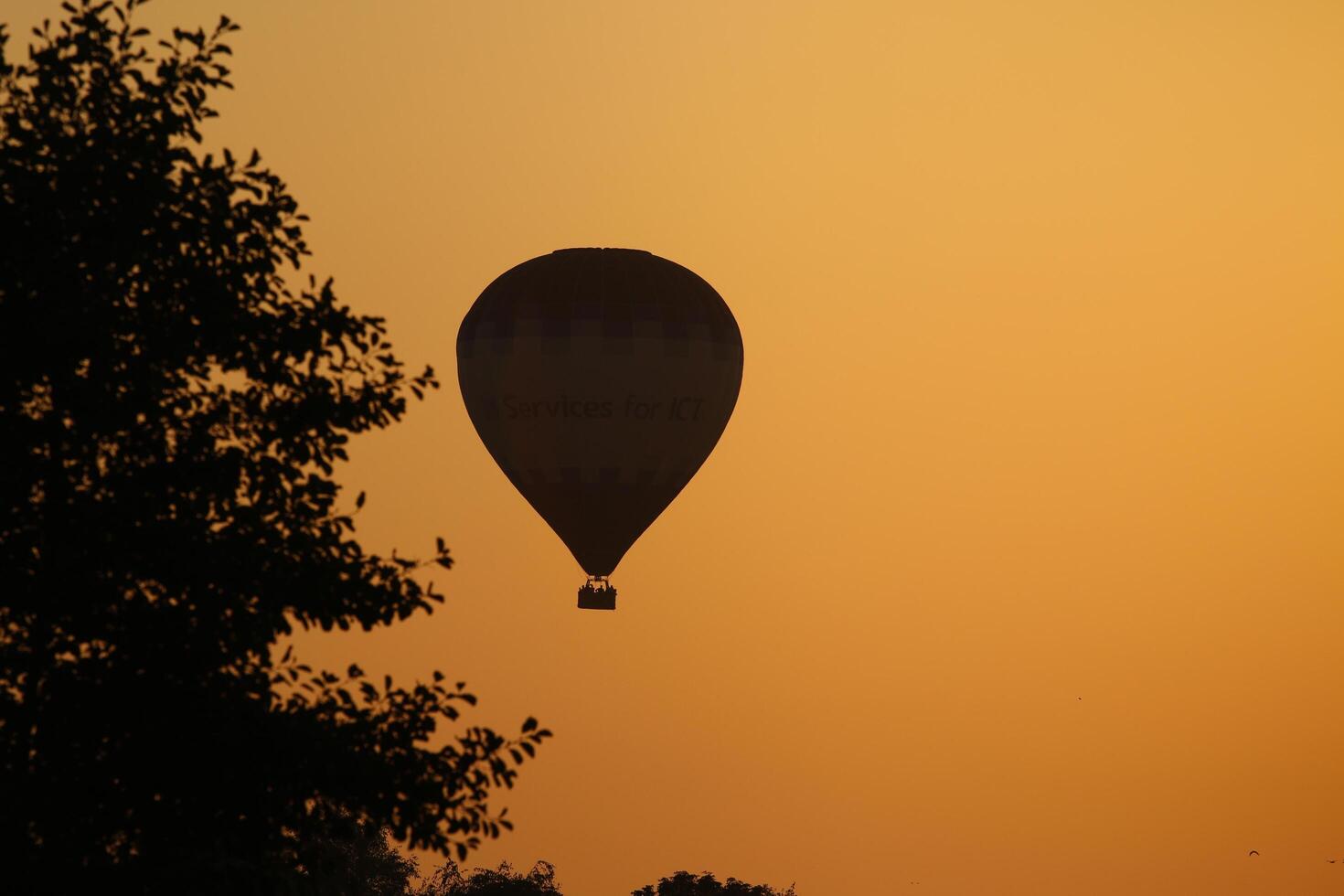 varm luft ballong på solnedgång foto