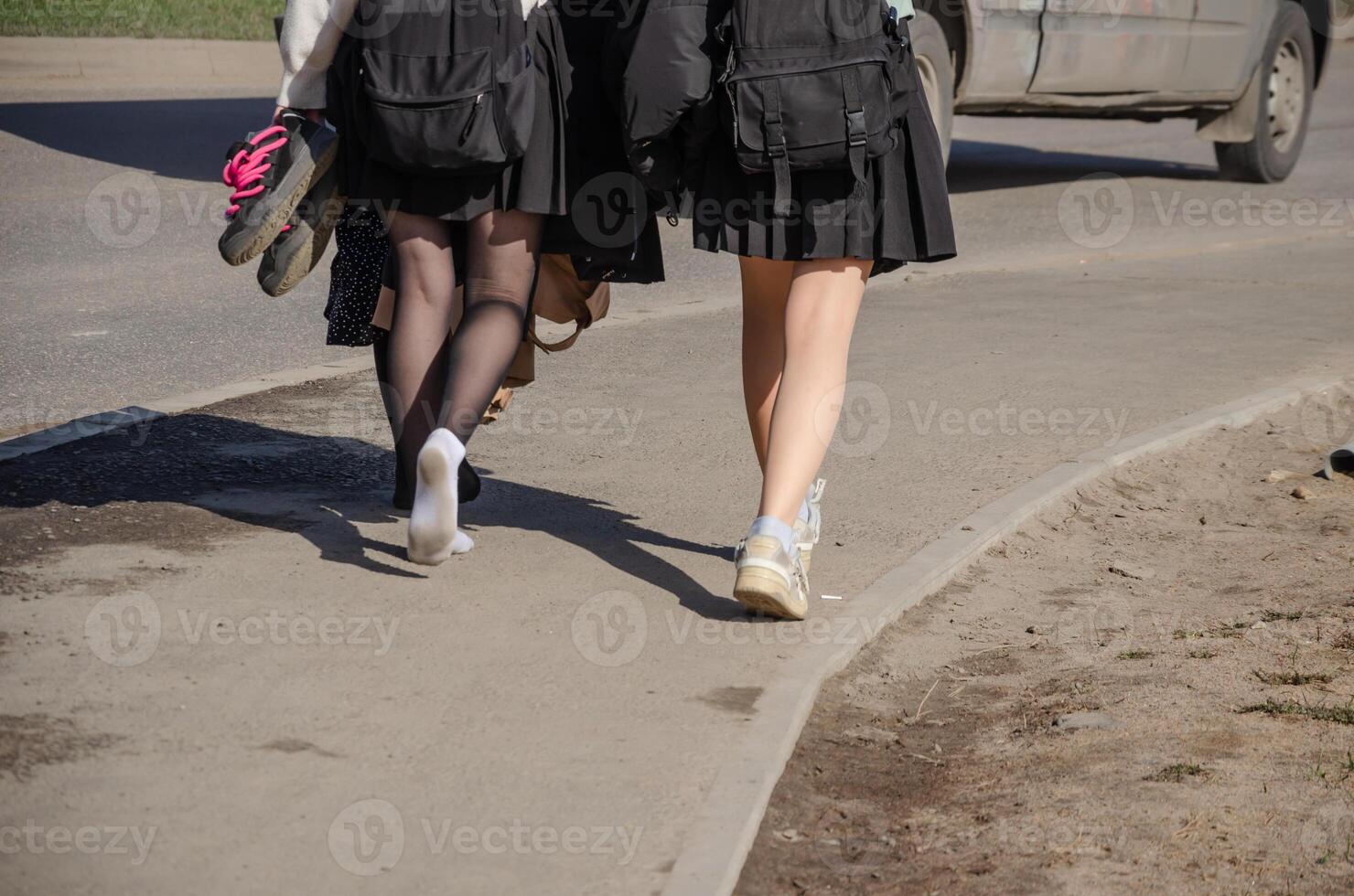 hög skola studenter gående Hem på en trevlig värma vår dag. hög kvalitet Foto